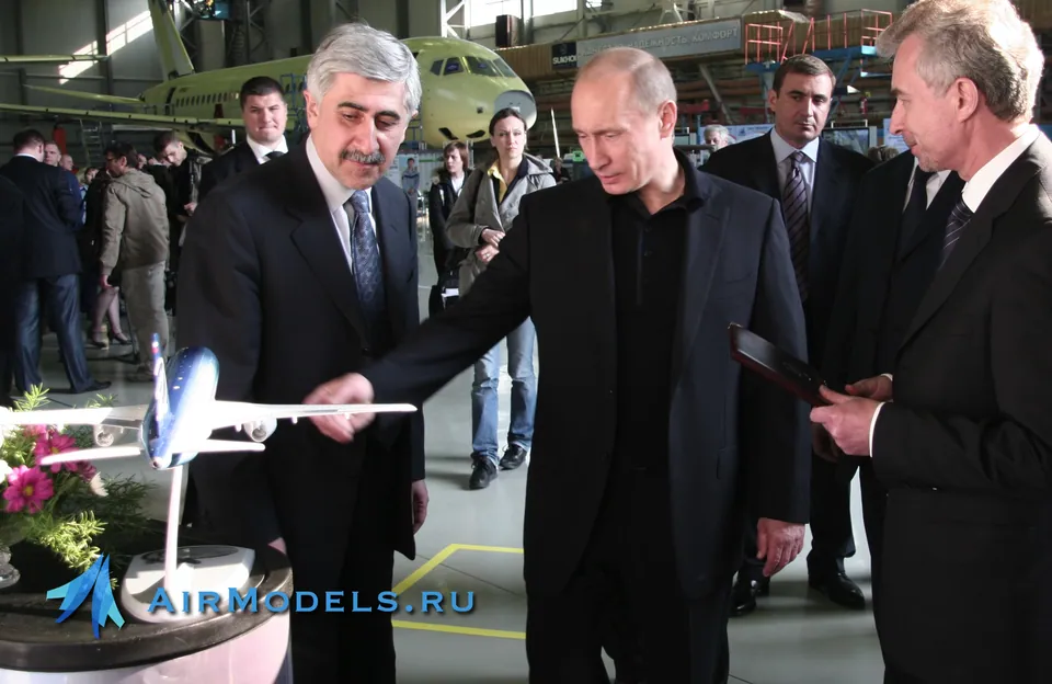 Модель Sukhoi SuperJet 100 производства AIRMODELS.RU