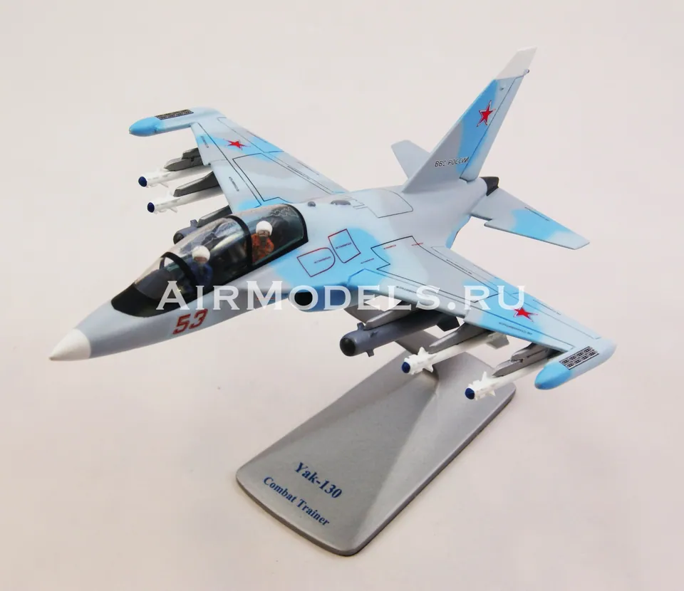 Модель самолета Як-130 (Масштаб 1:48, окраска ВВС) — фото 1